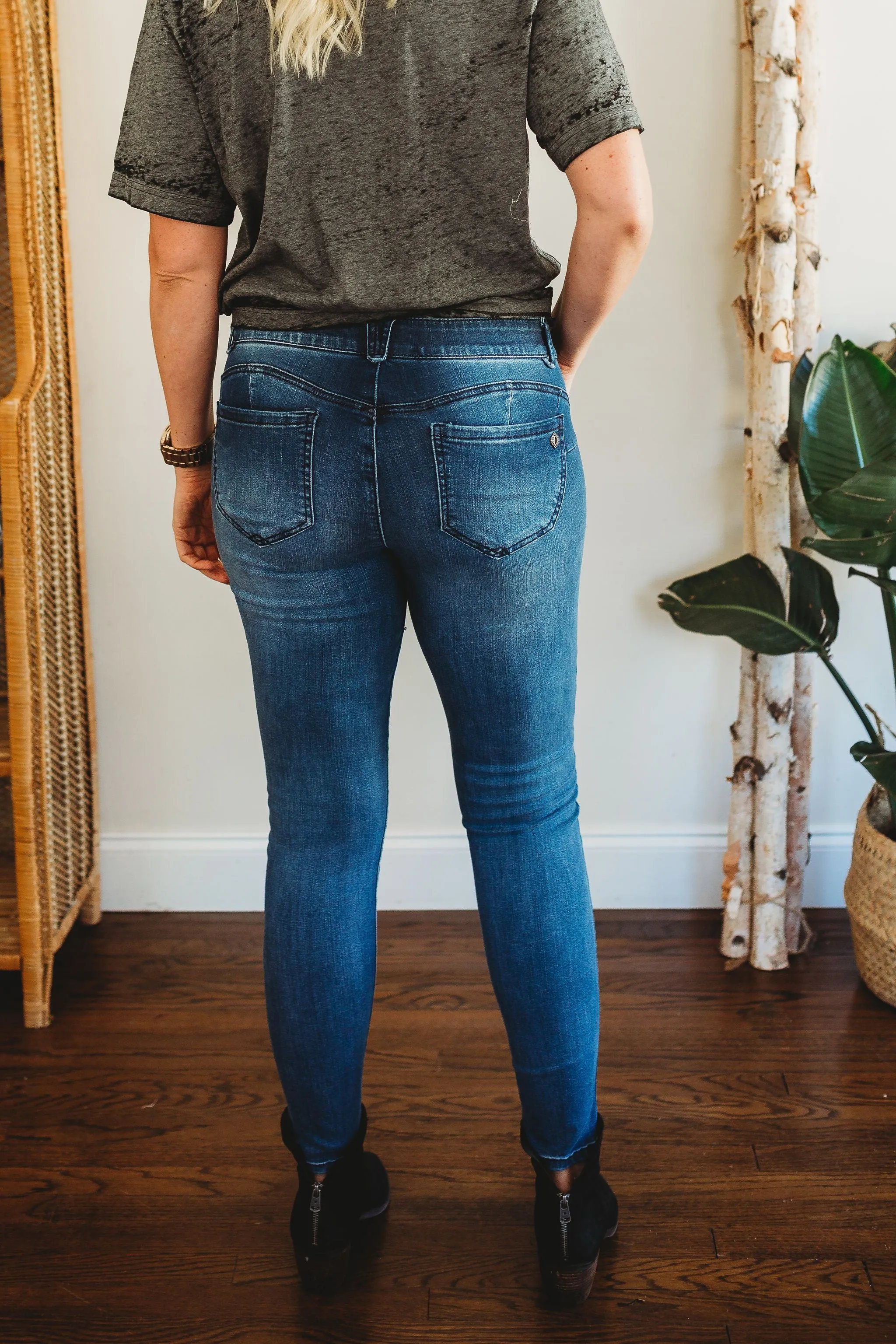 Democracy Luxe Touch Ab Solution Booty Lift Jegging Distressed