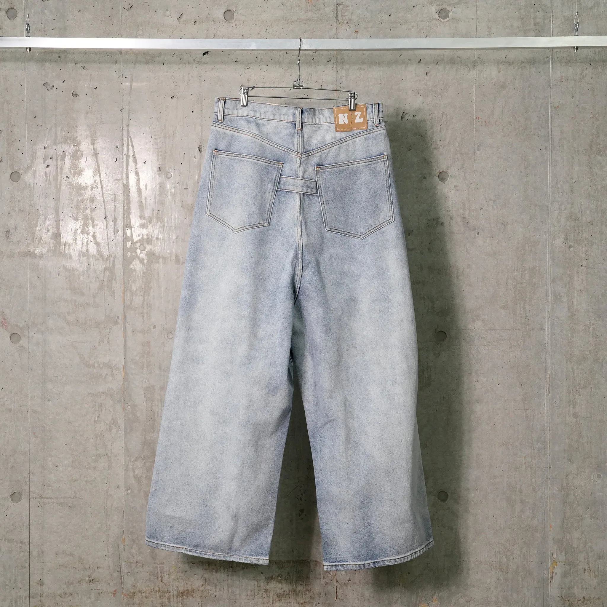 DISTRESSED DENIM JEANS / LIGHT WASH