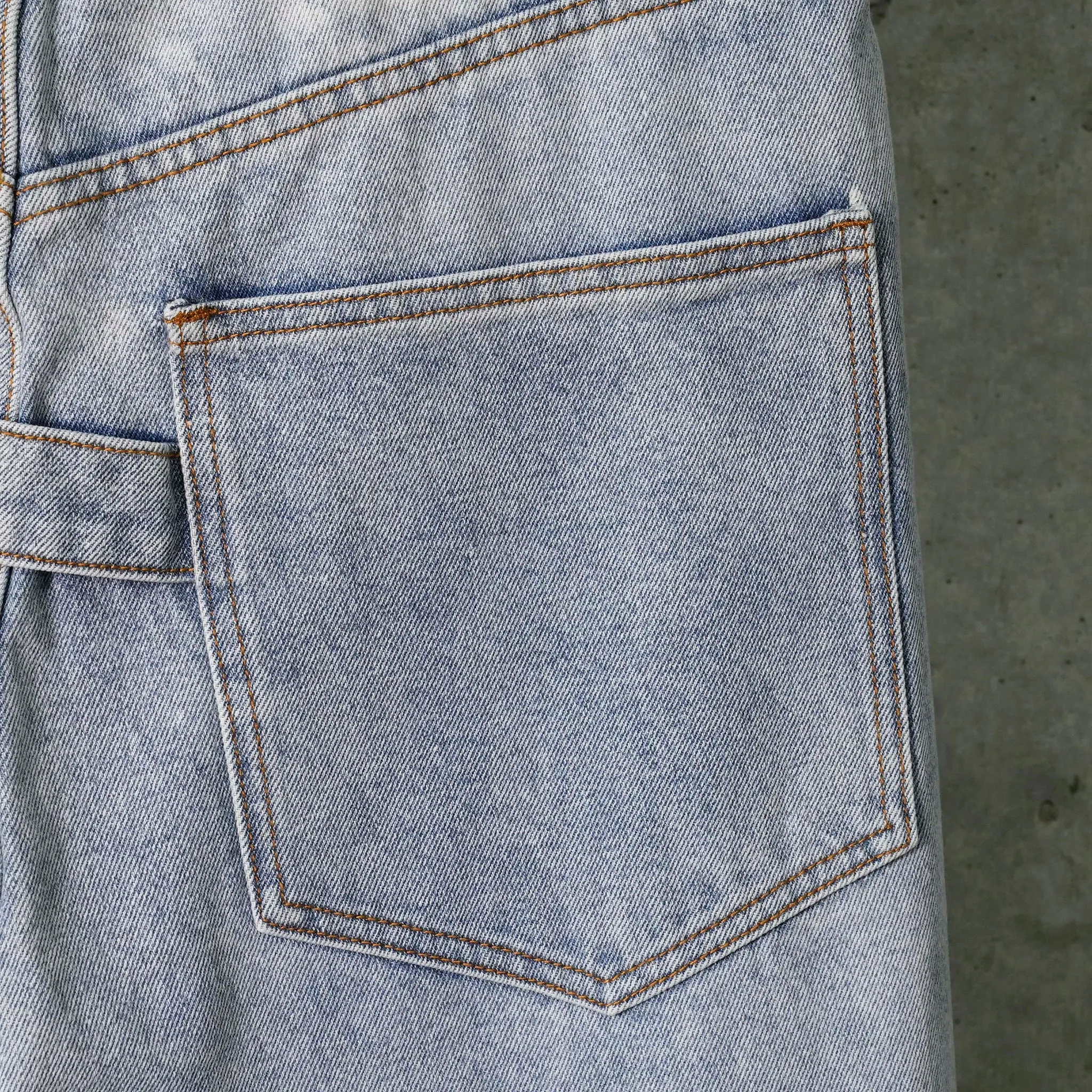 DISTRESSED DENIM JEANS / LIGHT WASH