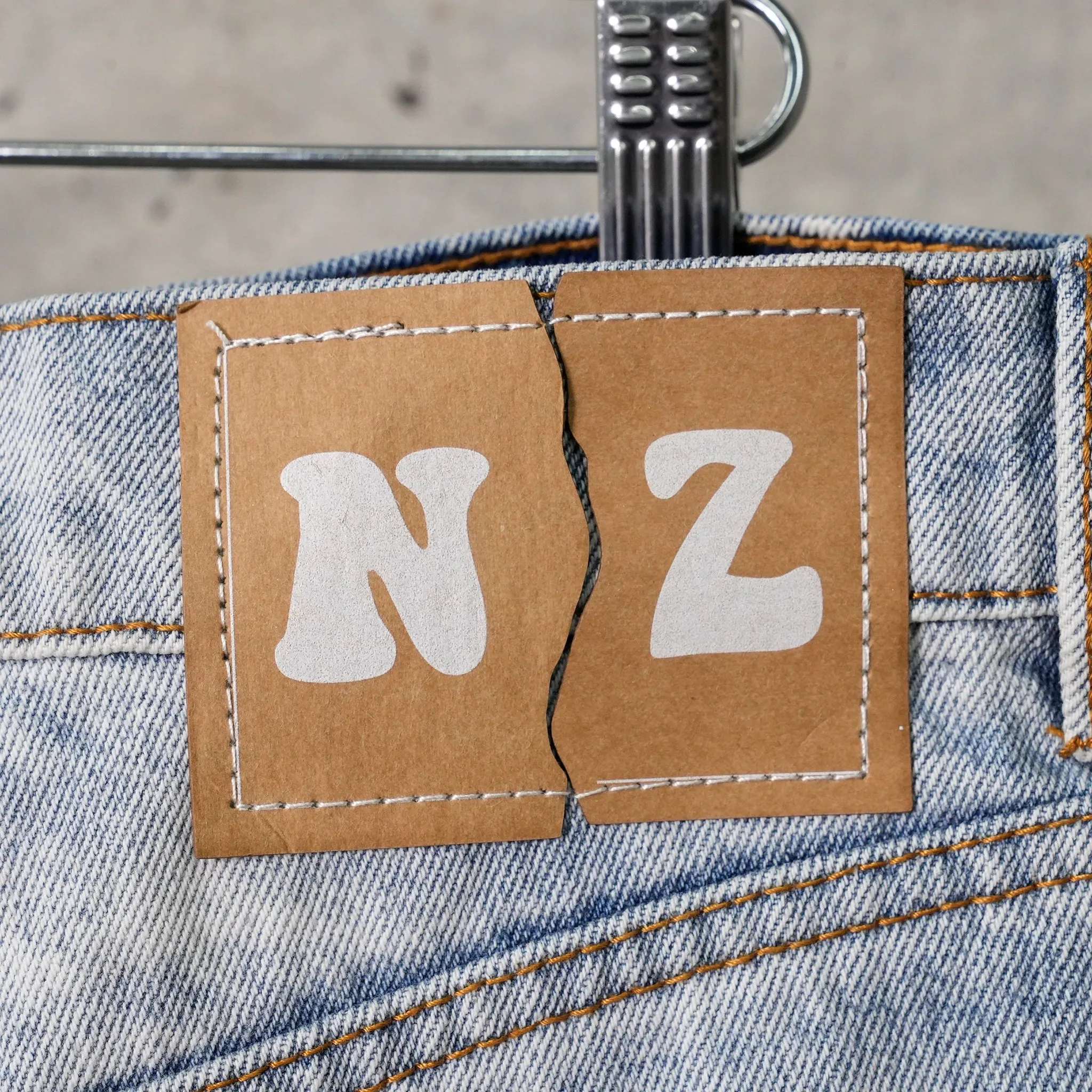 DISTRESSED DENIM JEANS / LIGHT WASH