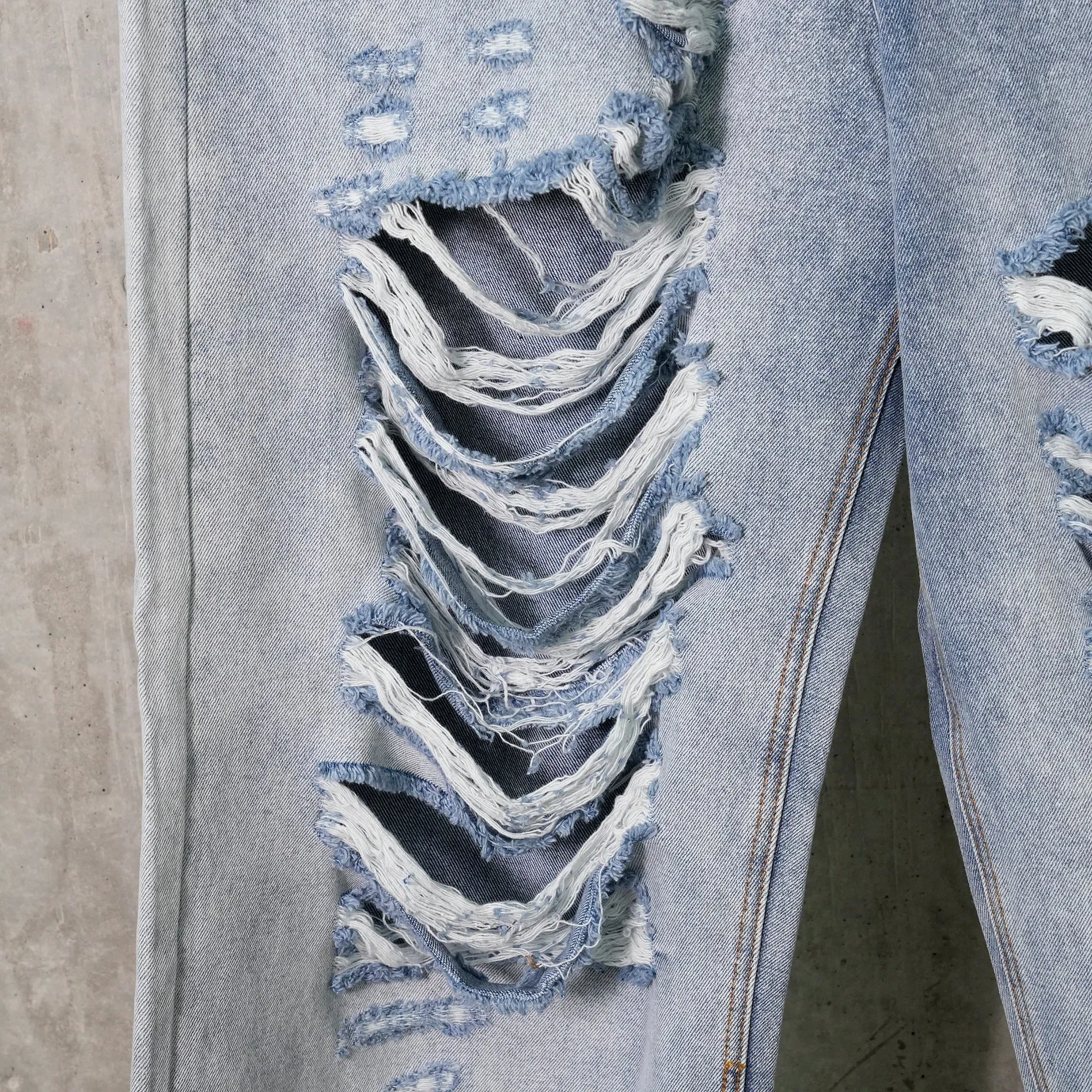 DISTRESSED DENIM JEANS / LIGHT WASH