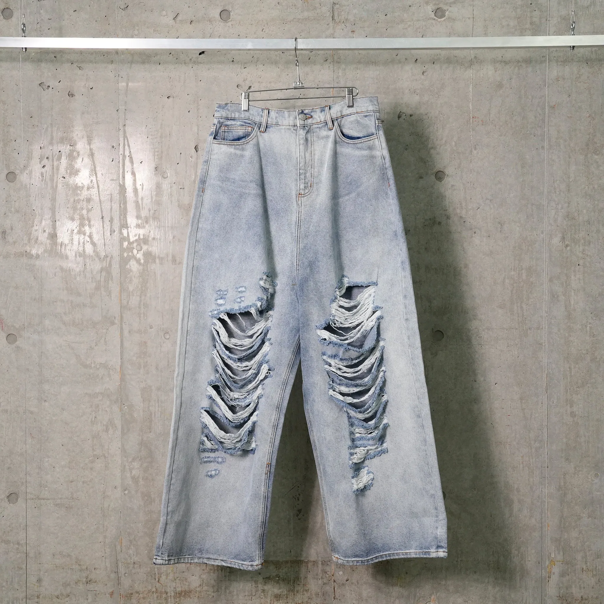 DISTRESSED DENIM JEANS / LIGHT WASH