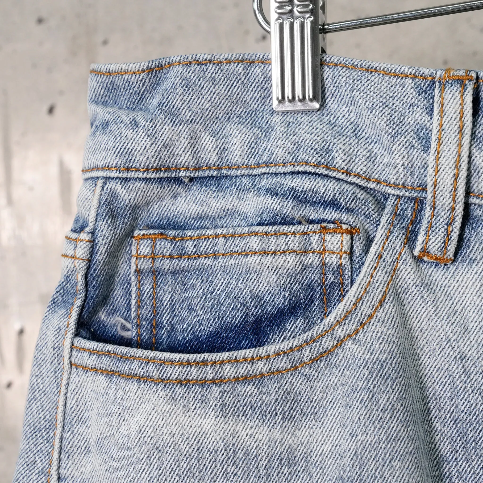 DISTRESSED DENIM JEANS / LIGHT WASH