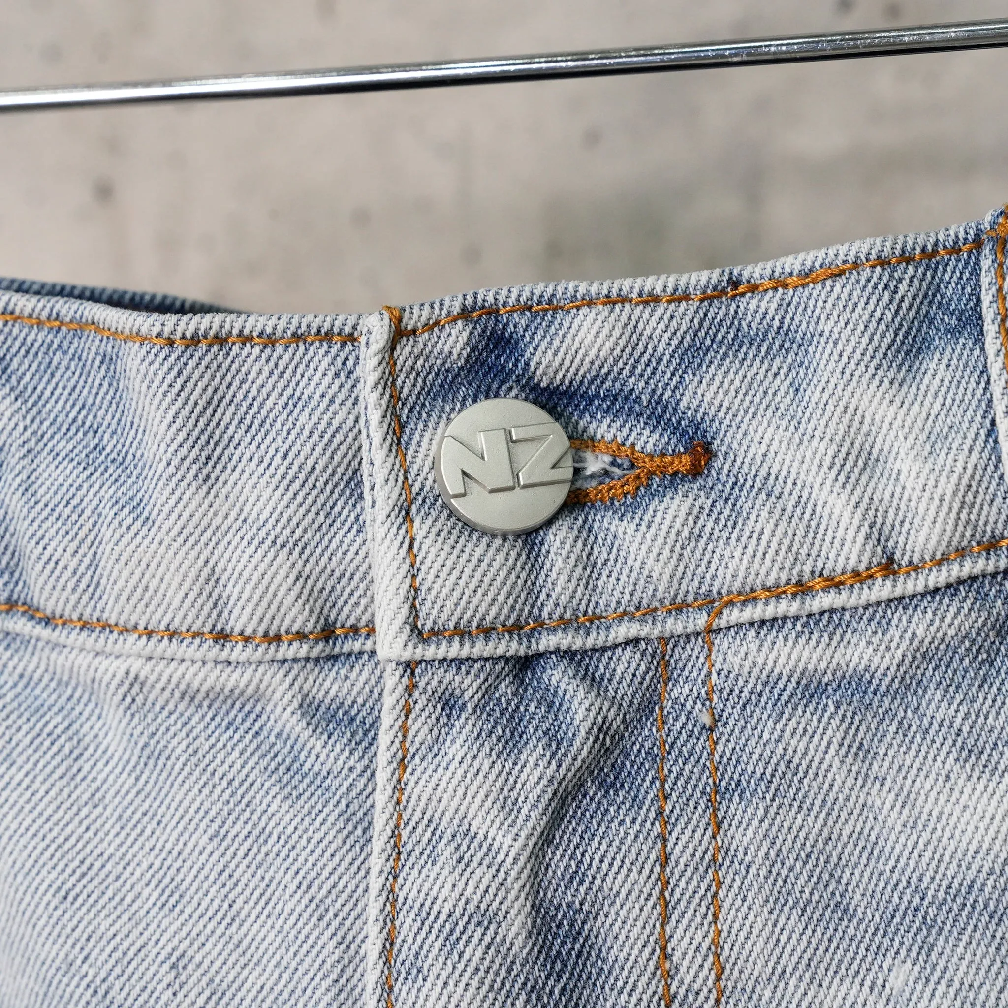 DISTRESSED DENIM JEANS / LIGHT WASH
